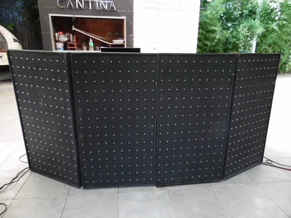 Cabina de LEDs montada frente a una cantina