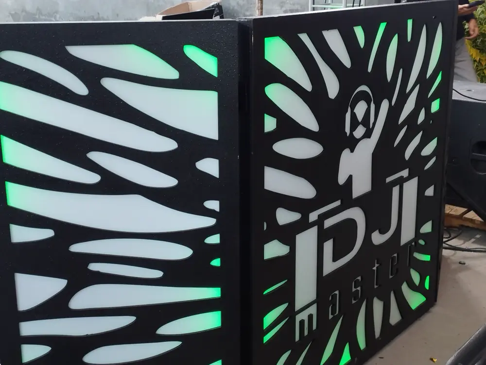Cabina personalizada DJ Máster con panel calado iluminado