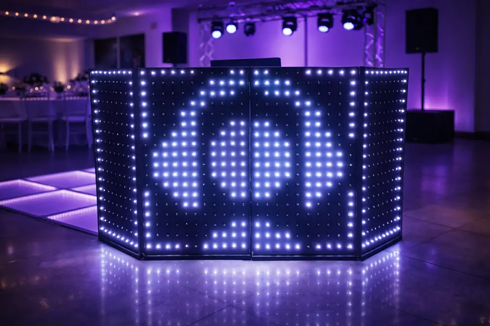 Cabina de LEDs pixel con logo de audífonos en salón morado