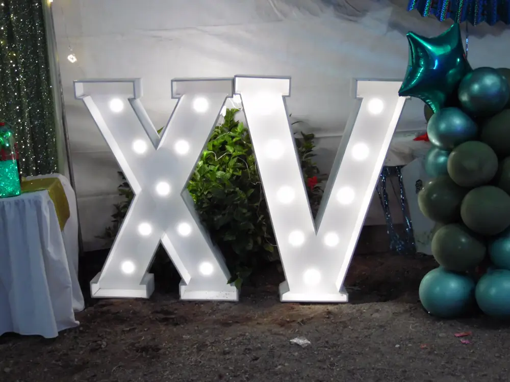 Letras gigantes iluminadas XV en un evento