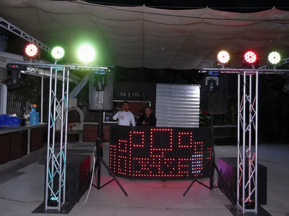 Montaje con torres de truss, luces y cabina de LEDs listo para el evento
