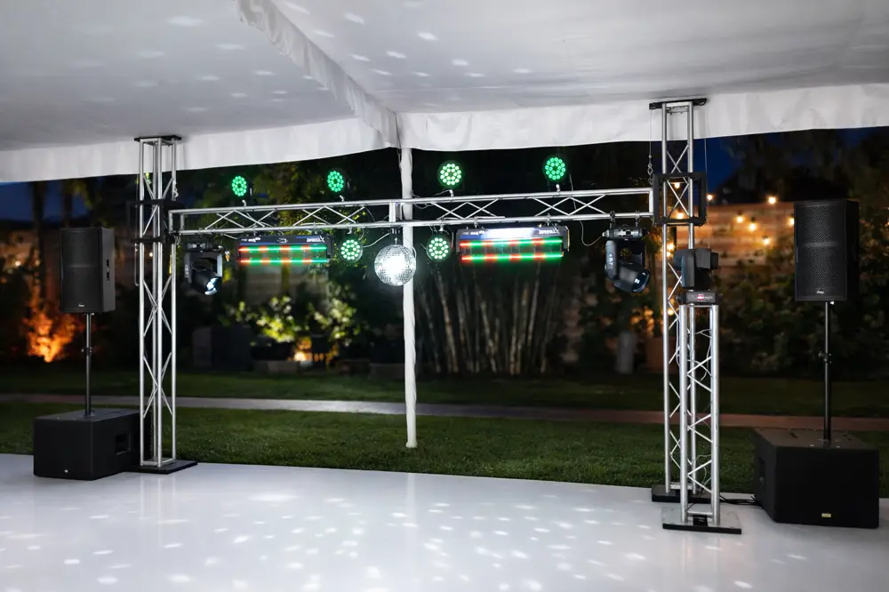Carpa con estructura de truss, luces robotizadas y bocinas de alta potencia