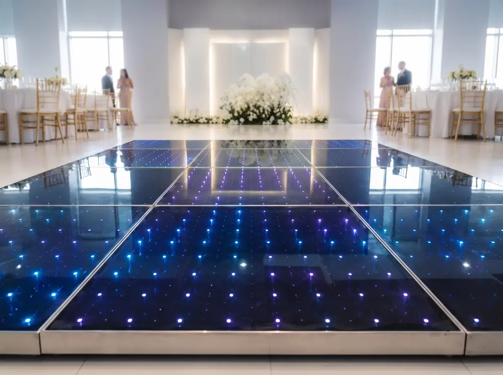 Pista de LEDs iluminada en salón de boda con arreglo floral