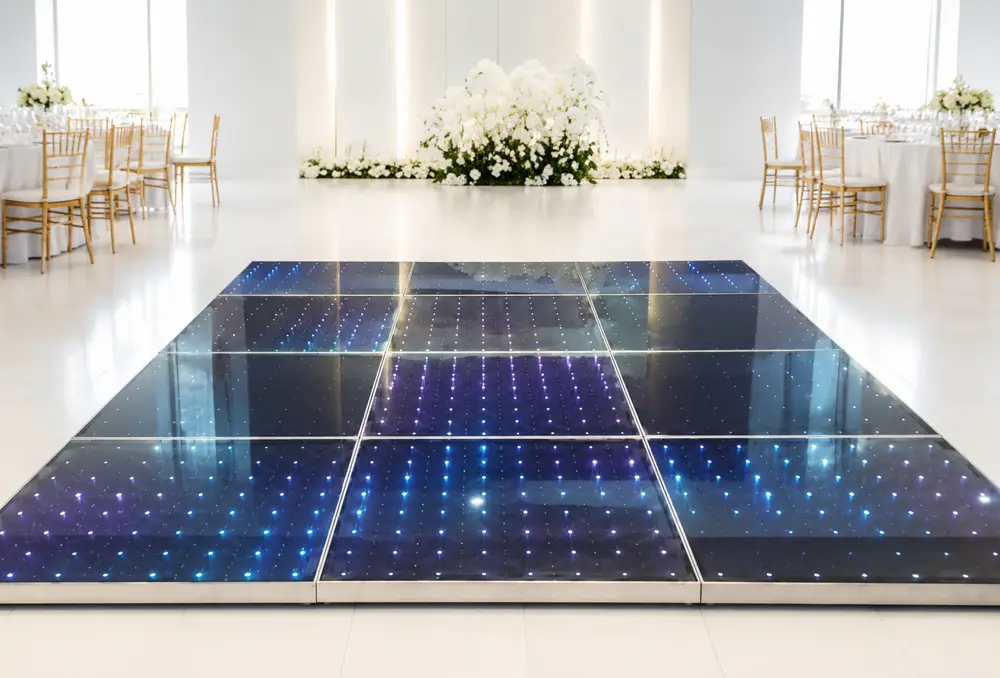 Pista de LEDs en salón decorado en blanco